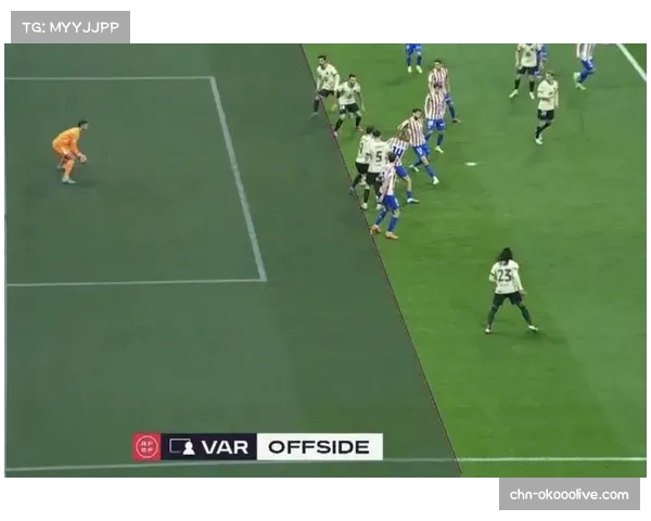 关键时刻：VAR介入判定反击中接球队员未越位，进球有效